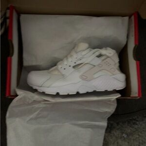 Grade School Nike Huarache size 6Youth.